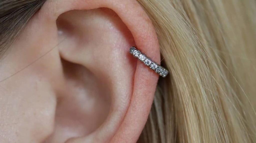 What are the benefits of a forward helix piercing